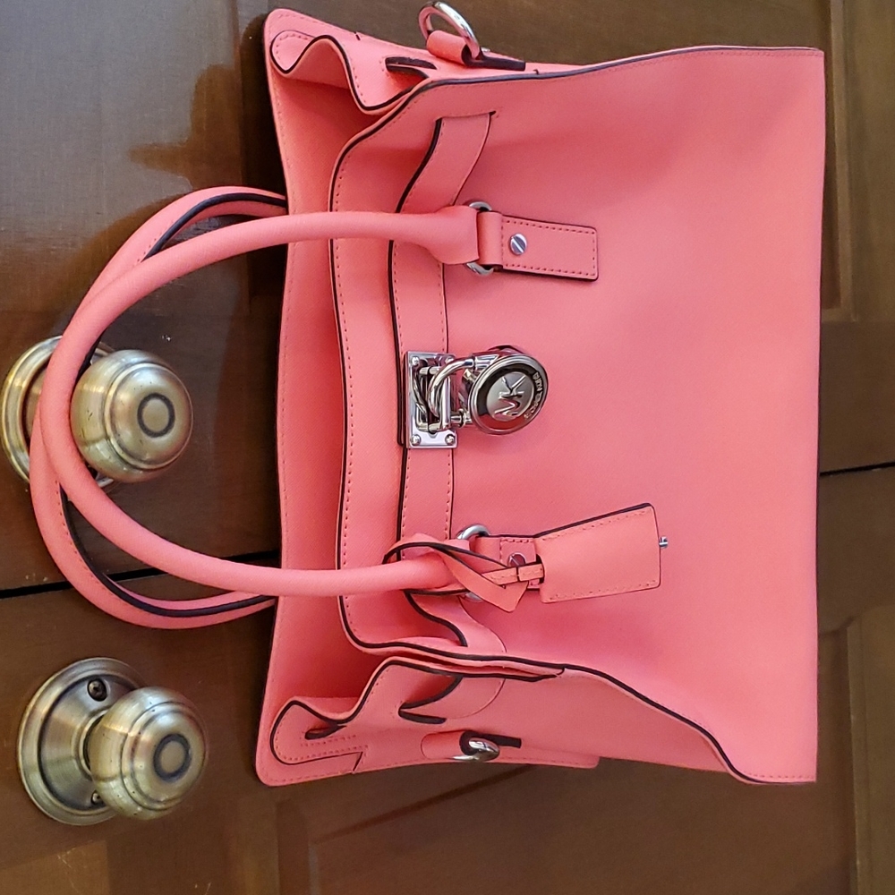 MICHAEL KORS USED(NEW CONDITION) PURSE.